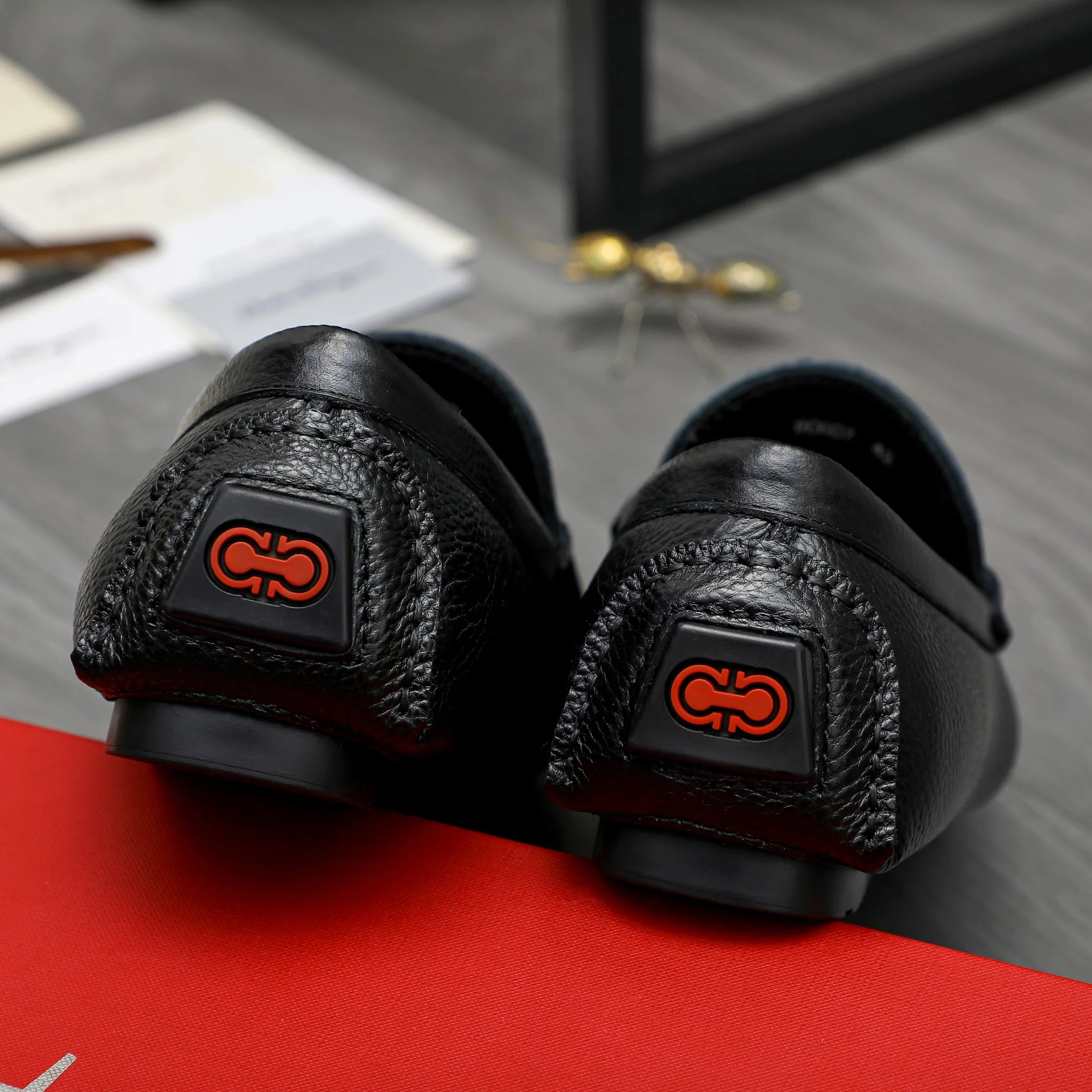 Men's shoes 💰p420 Product trademark: Ferragamo " Ferragamo ] Casual slip-on men's shoes Regular size: 38-44 Product materials: Selected pebbled cowhide upper, sheepskin lining, original rubber outsole